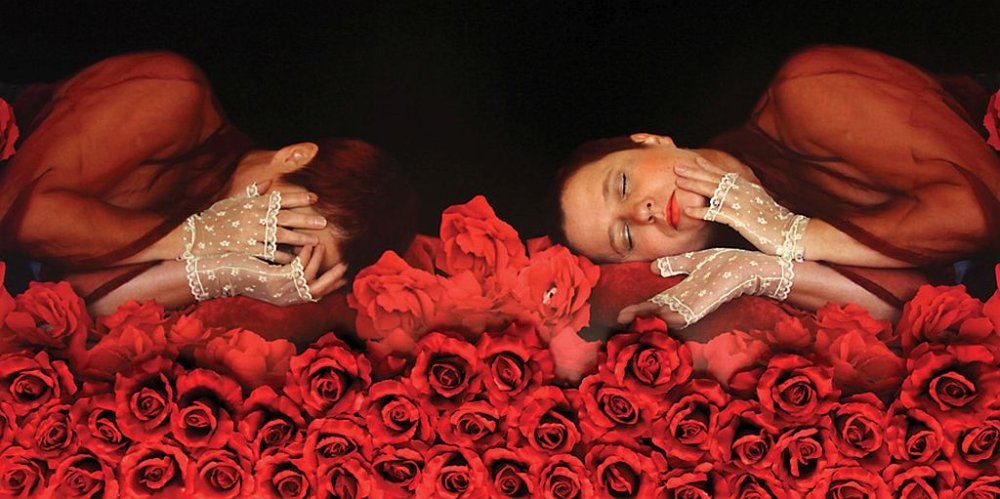 Irena Nawrot, „Autoportret w czerwieniach I”, 2012, fotografia barwna, cyfrowa, sztuczne kwiaty, 140x140 cm (fragment)